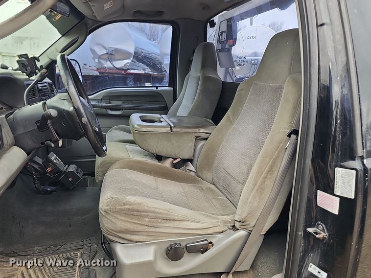 image for item DQ8671 2003 Ford F550 Super Duty XLT tow truck