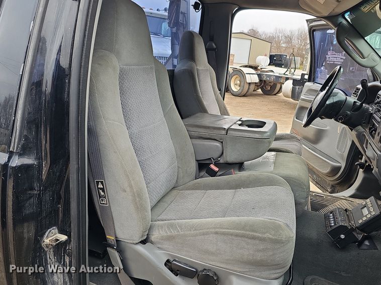 image for item DQ8671 2003 Ford F550 Super Duty XLT tow truck