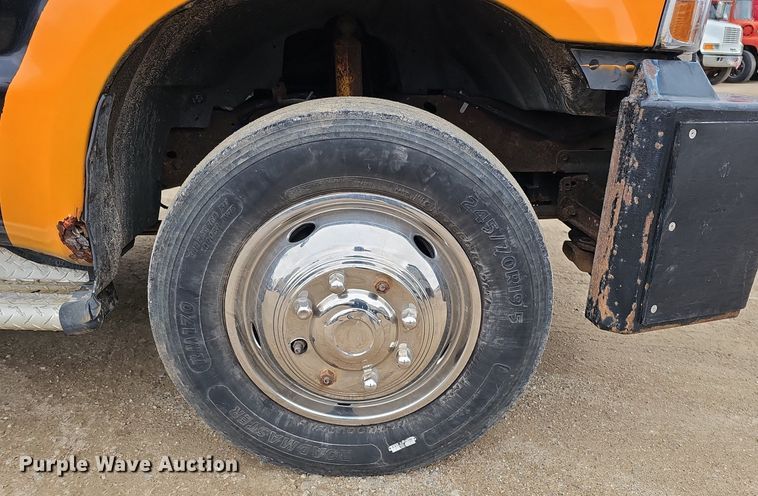 image for item DQ8671 2003 Ford F550 Super Duty XLT tow truck