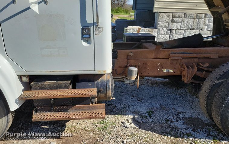 image for item DR7991 1998 International 4700 dump truck