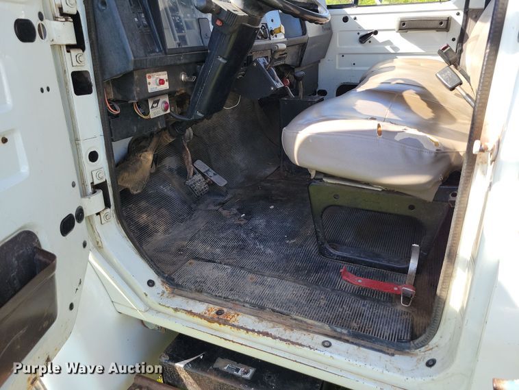 image for item DR7991 1998 International 4700 dump truck