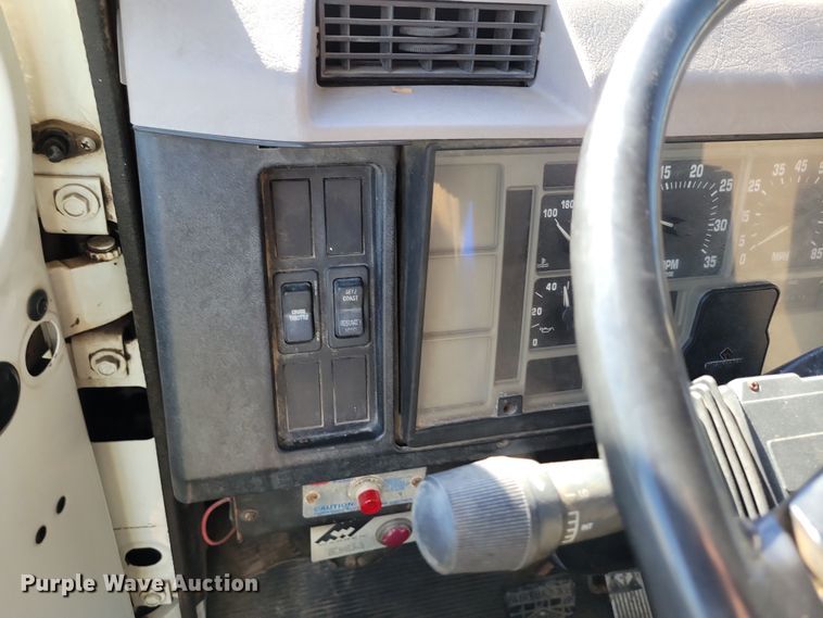 image for item DR7991 1998 International 4700 dump truck