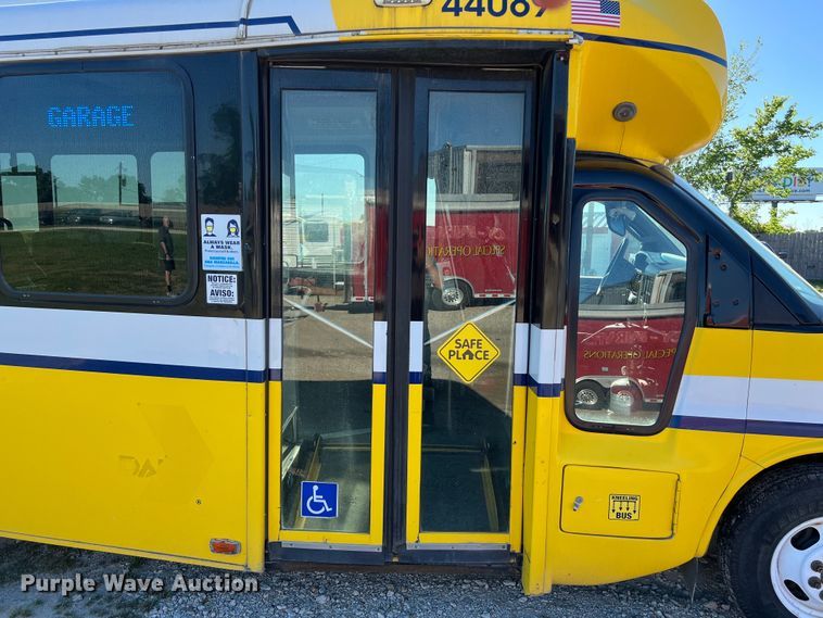 image for item DS2940 2017 Chevrolet  Express shuttle bus