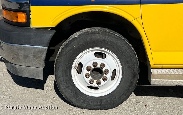 image for item DS2940 2017 Chevrolet  Express shuttle bus