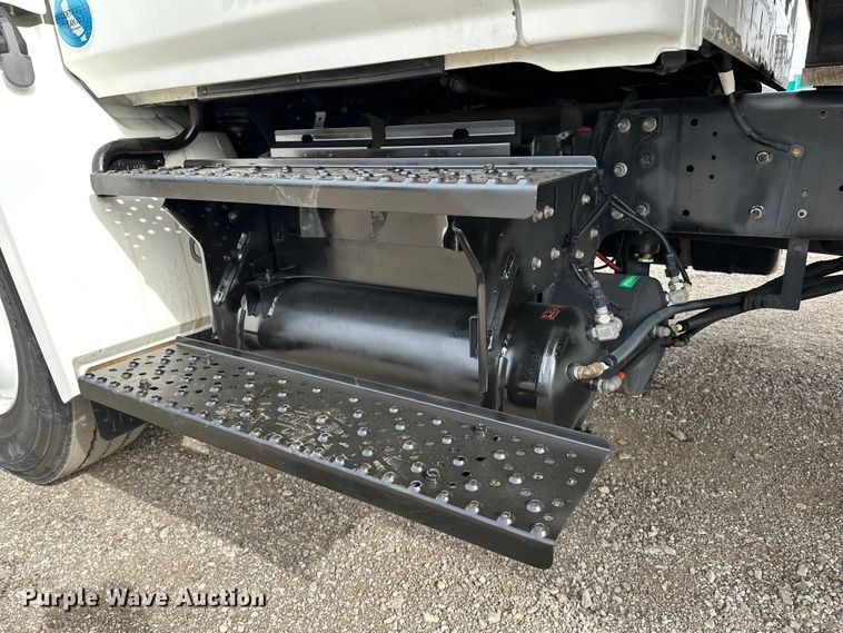 image for item EG1376 2013 Hino 338 box truck