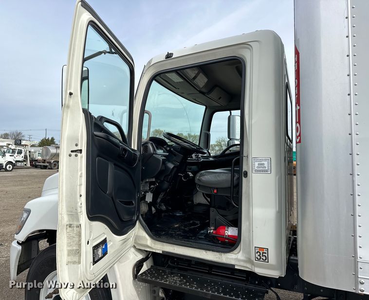 image for item EG1376 2013 Hino 338 box truck