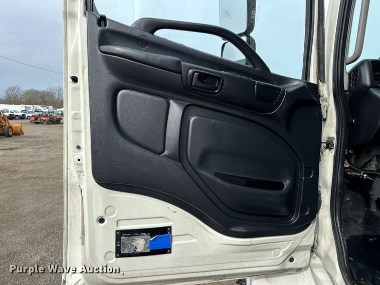 image for item EG1376 2013 Hino 338 box truck