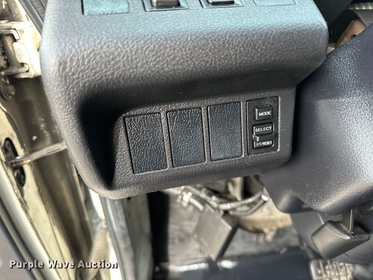 image for item EG1376 2013 Hino 338 box truck