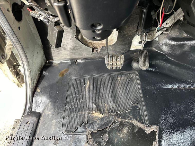 image for item EG1376 2013 Hino 338 box truck