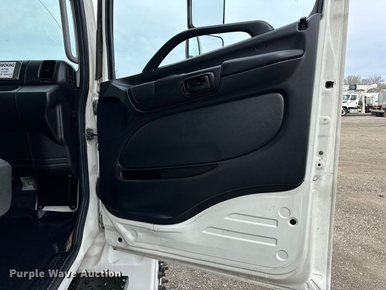 image for item EG1376 2013 Hino 338 box truck