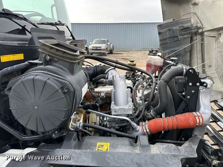 image for item EG1376 2013 Hino 338 box truck