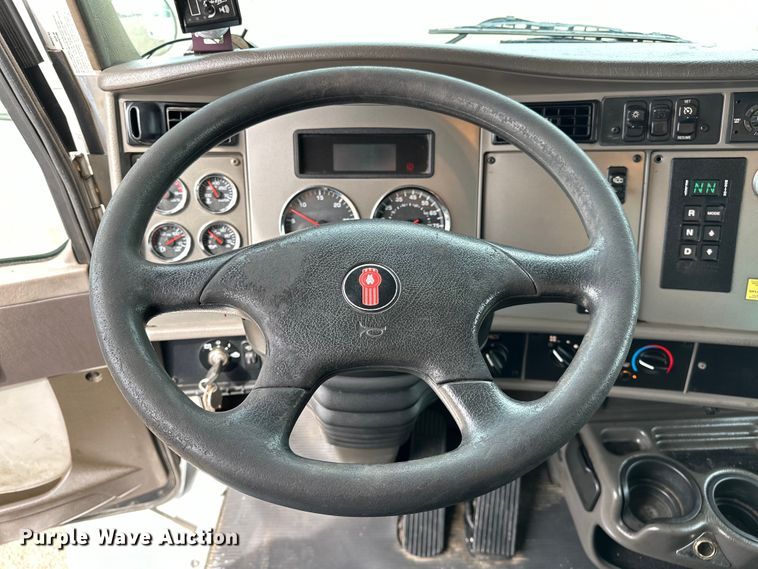 image for item EG1377 2012 Kenworth  T370 box truck