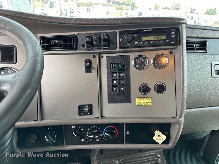 image for item EG1377 2012 Kenworth  T370 box truck