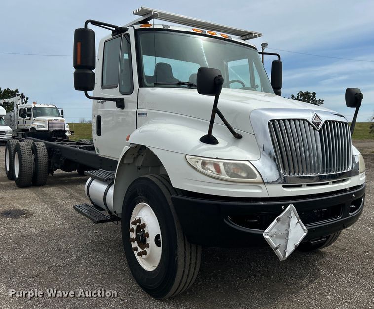 image for item EG1402 2010 International  Durastar 4400 truck cab and chassis