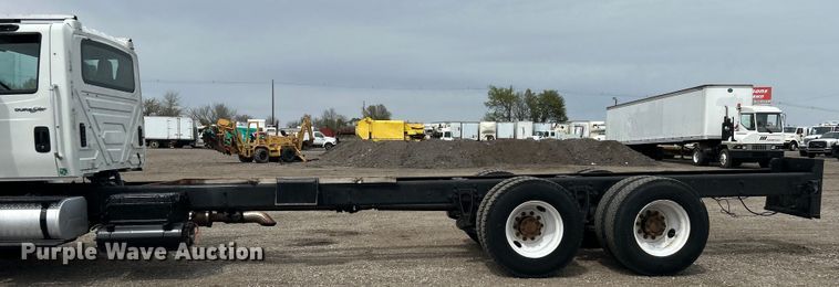 image for item EG1402 2010 International  Durastar 4400 truck cab and chassis