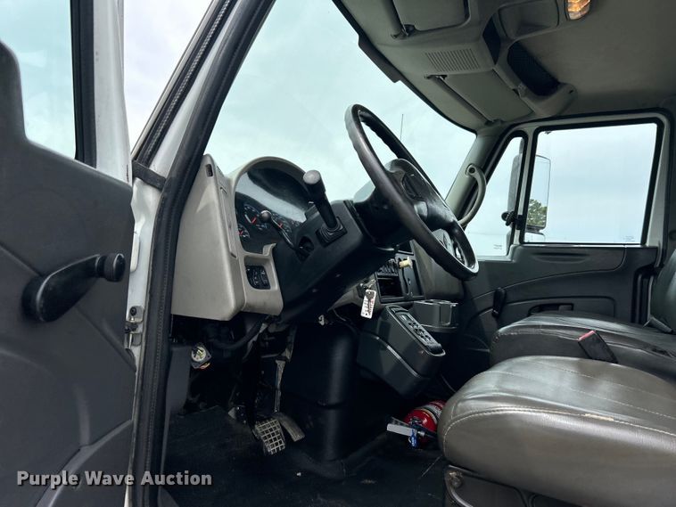 image for item EG1402 2010 International  Durastar 4400 truck cab and chassis