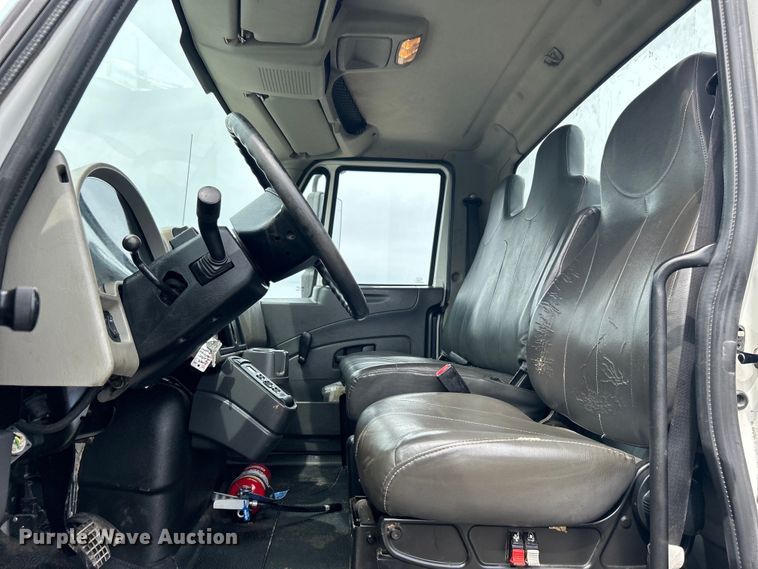 image for item EG1402 2010 International  Durastar 4400 truck cab and chassis