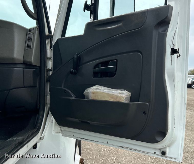 image for item EG1402 2010 International  Durastar 4400 truck cab and chassis