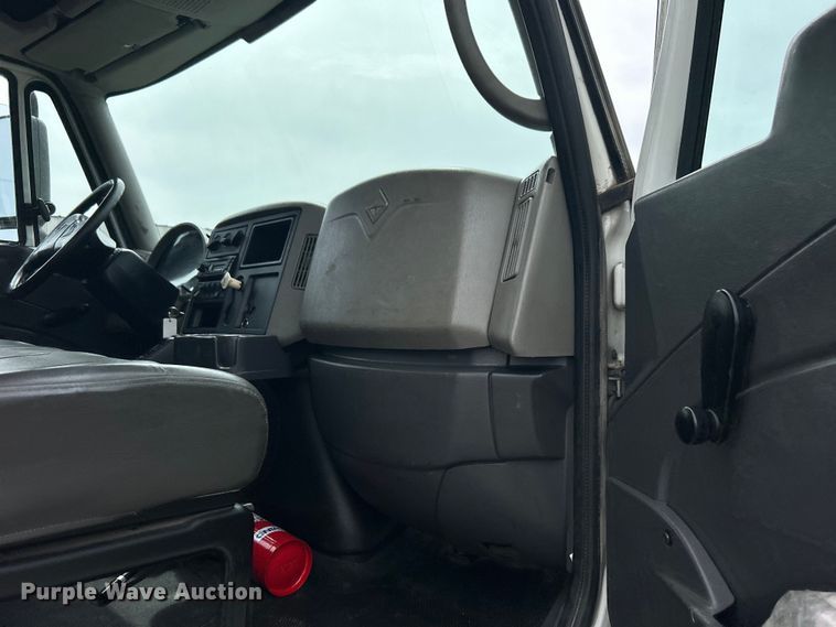 image for item EG1402 2010 International  Durastar 4400 truck cab and chassis