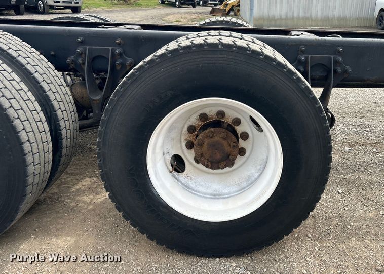 image for item EG1402 2010 International  Durastar 4400 truck cab and chassis