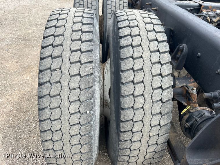 image for item EG1402 2010 International  Durastar 4400 truck cab and chassis