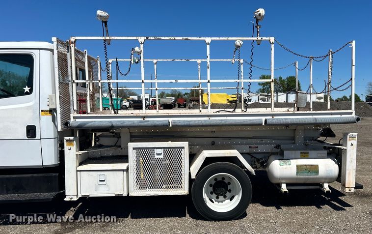 image for item EG1426 1998 Freightliner  FL50 scissor lift truck 