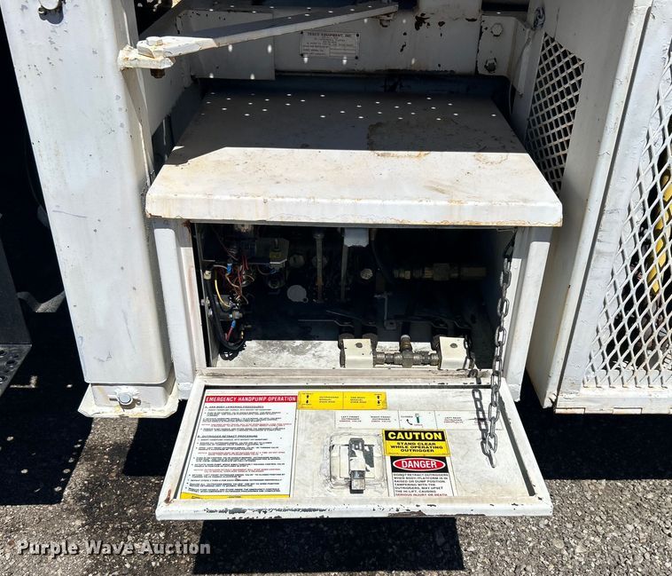 image for item EG1426 1998 Freightliner  FL50 scissor lift truck 