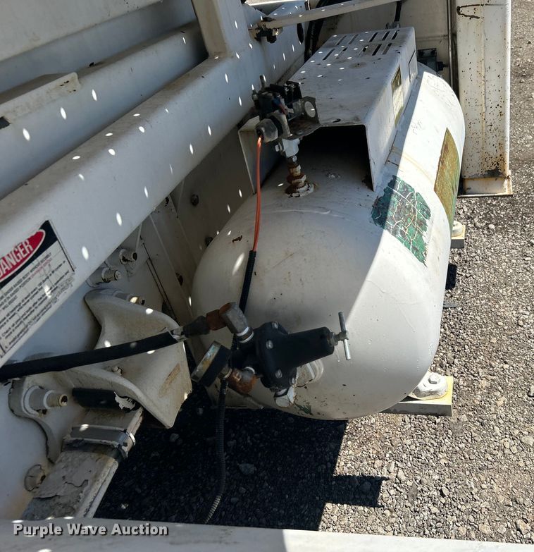 image for item EG1426 1998 Freightliner  FL50 scissor lift truck 