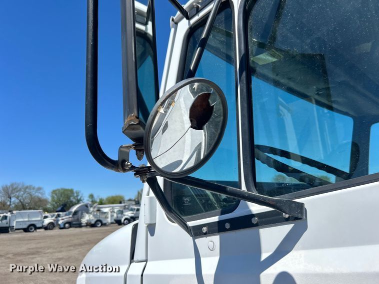 image for item EG1426 1998 Freightliner  FL50 scissor lift truck 