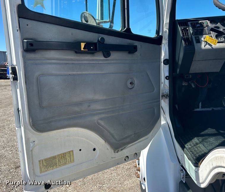 image for item EG1426 1998 Freightliner  FL50 scissor lift truck 