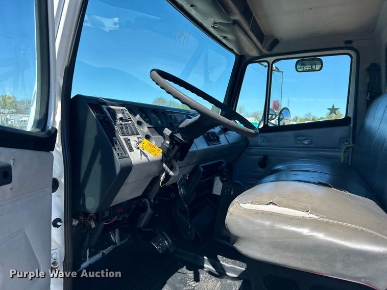 image for item EG1426 1998 Freightliner  FL50 scissor lift truck 