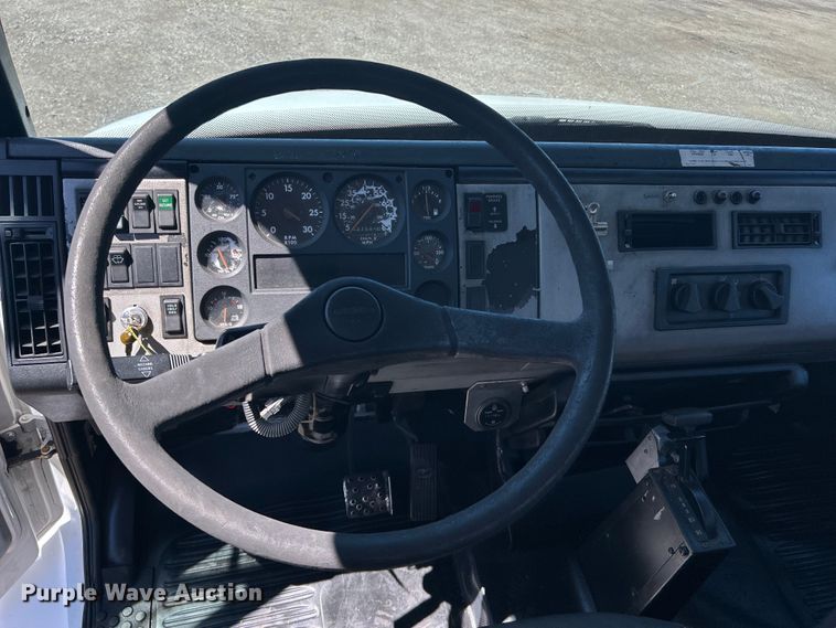 image for item EG1426 1998 Freightliner  FL50 scissor lift truck 