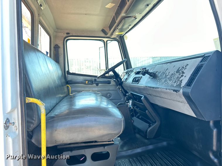 image for item EG1426 1998 Freightliner  FL50 scissor lift truck 