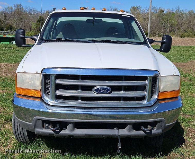 image for item EI3711 2001 Ford F450 Super Duty XLT flatbed truck