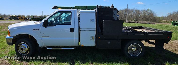 image for item EI3711 2001 Ford F450 Super Duty XLT flatbed truck