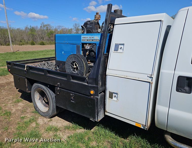 image for item EI3711 2001 Ford F450 Super Duty XLT flatbed truck