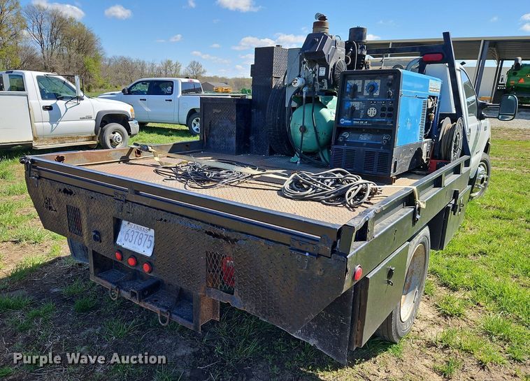 image for item EI3711 2001 Ford F450 Super Duty XLT flatbed truck