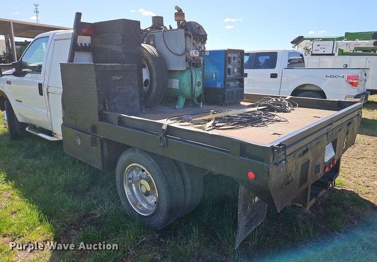 image for item EI3711 2001 Ford F450 Super Duty XLT flatbed truck