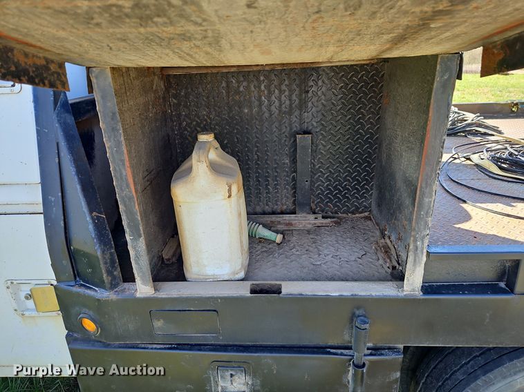 image for item EI3711 2001 Ford F450 Super Duty XLT flatbed truck