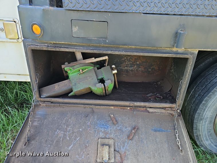 image for item EI3711 2001 Ford F450 Super Duty XLT flatbed truck