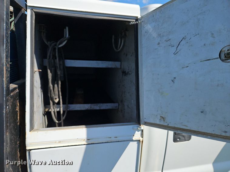 image for item EI3711 2001 Ford F450 Super Duty XLT flatbed truck