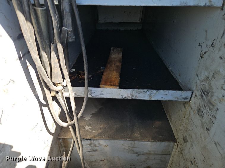 image for item EI3711 2001 Ford F450 Super Duty XLT flatbed truck