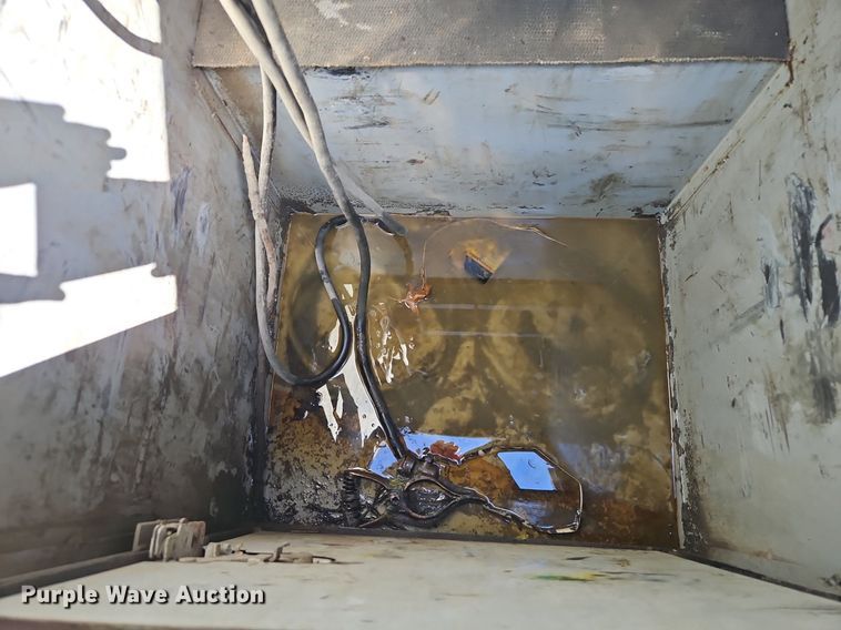 image for item EI3711 2001 Ford F450 Super Duty XLT flatbed truck