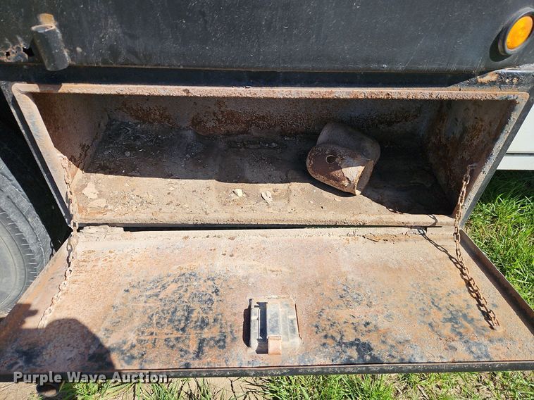 image for item EI3711 2001 Ford F450 Super Duty XLT flatbed truck