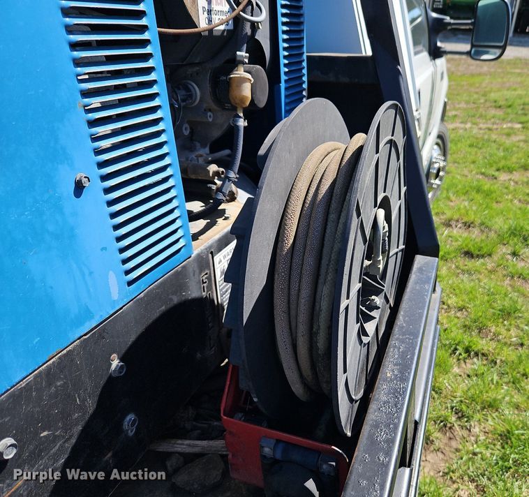 image for item EI3711 2001 Ford F450 Super Duty XLT flatbed truck