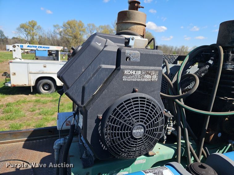 image for item EI3711 2001 Ford F450 Super Duty XLT flatbed truck