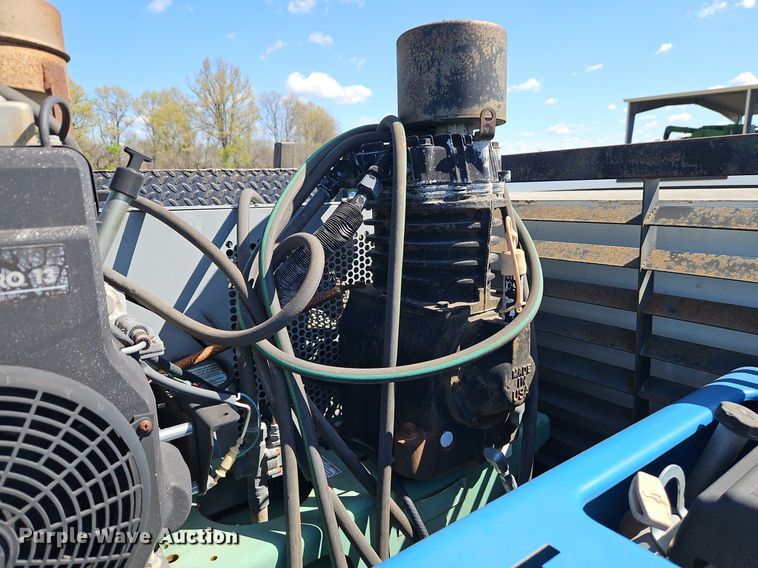 image for item EI3711 2001 Ford F450 Super Duty XLT flatbed truck