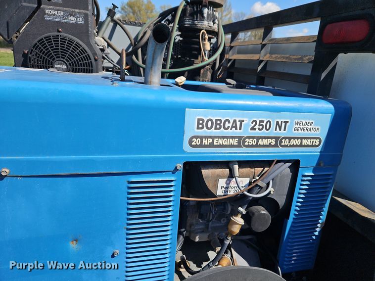 image for item EI3711 2001 Ford F450 Super Duty XLT flatbed truck