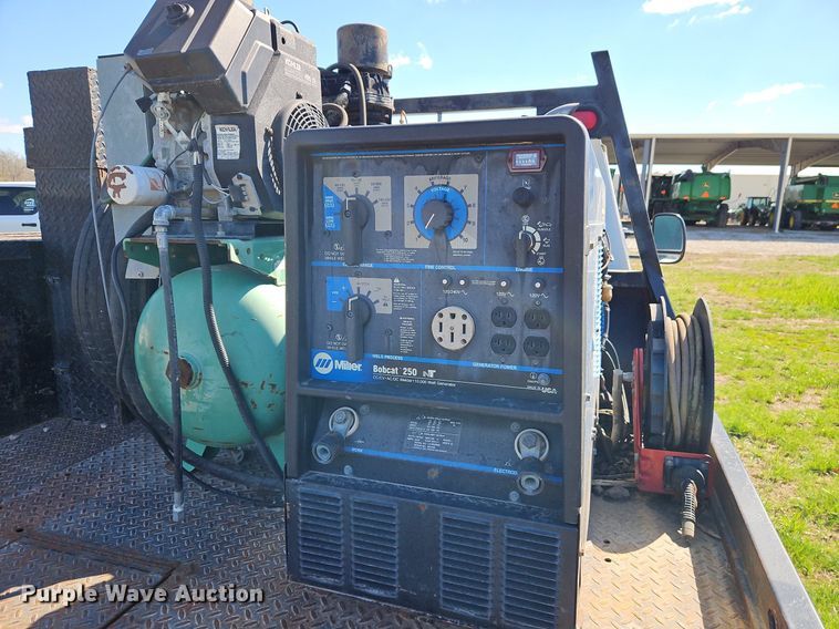 image for item EI3711 2001 Ford F450 Super Duty XLT flatbed truck