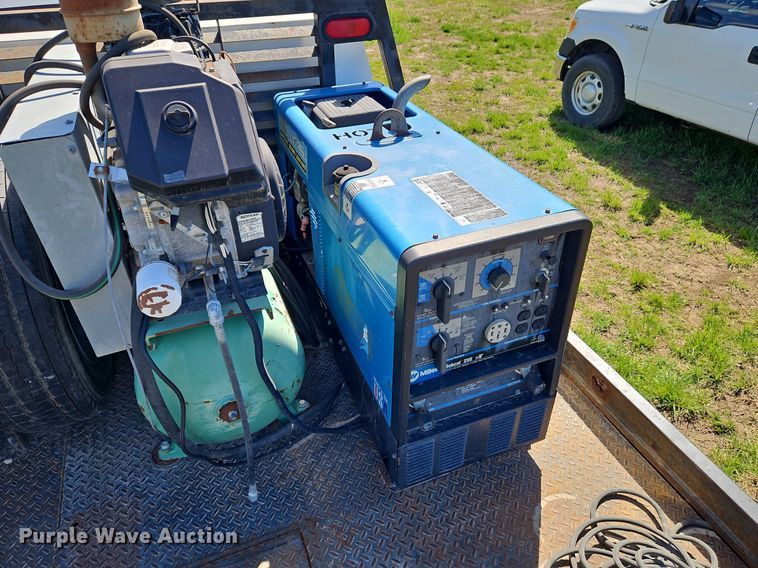 image for item EI3711 2001 Ford F450 Super Duty XLT flatbed truck